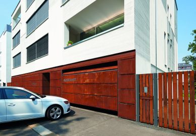 Hörmann garažna vrata s Duragrain površinom – ukras pročelja modernog doma